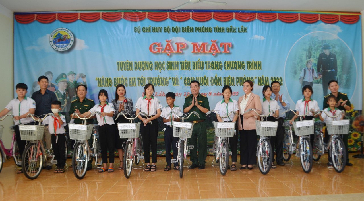 BĐBP Đắk Lắk tiếp sức cho gần 250 học sinh vùng biên theo đuổi ước mơ con chữ BĐBP Đắk Lắk tiếp sức cho gần 250 học sinh vùng biên theo đuổi ước mơ con chữ