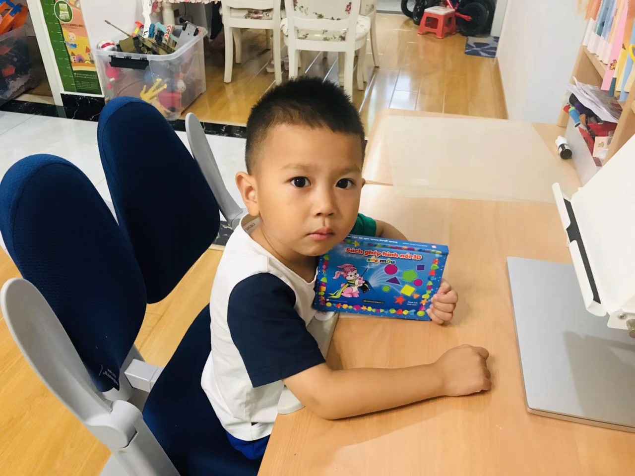 Mỗi người mẹ là một cô giáo dạy tiếng Việt Mỗi người mẹ là một cô giáo dạy tiếng Việt