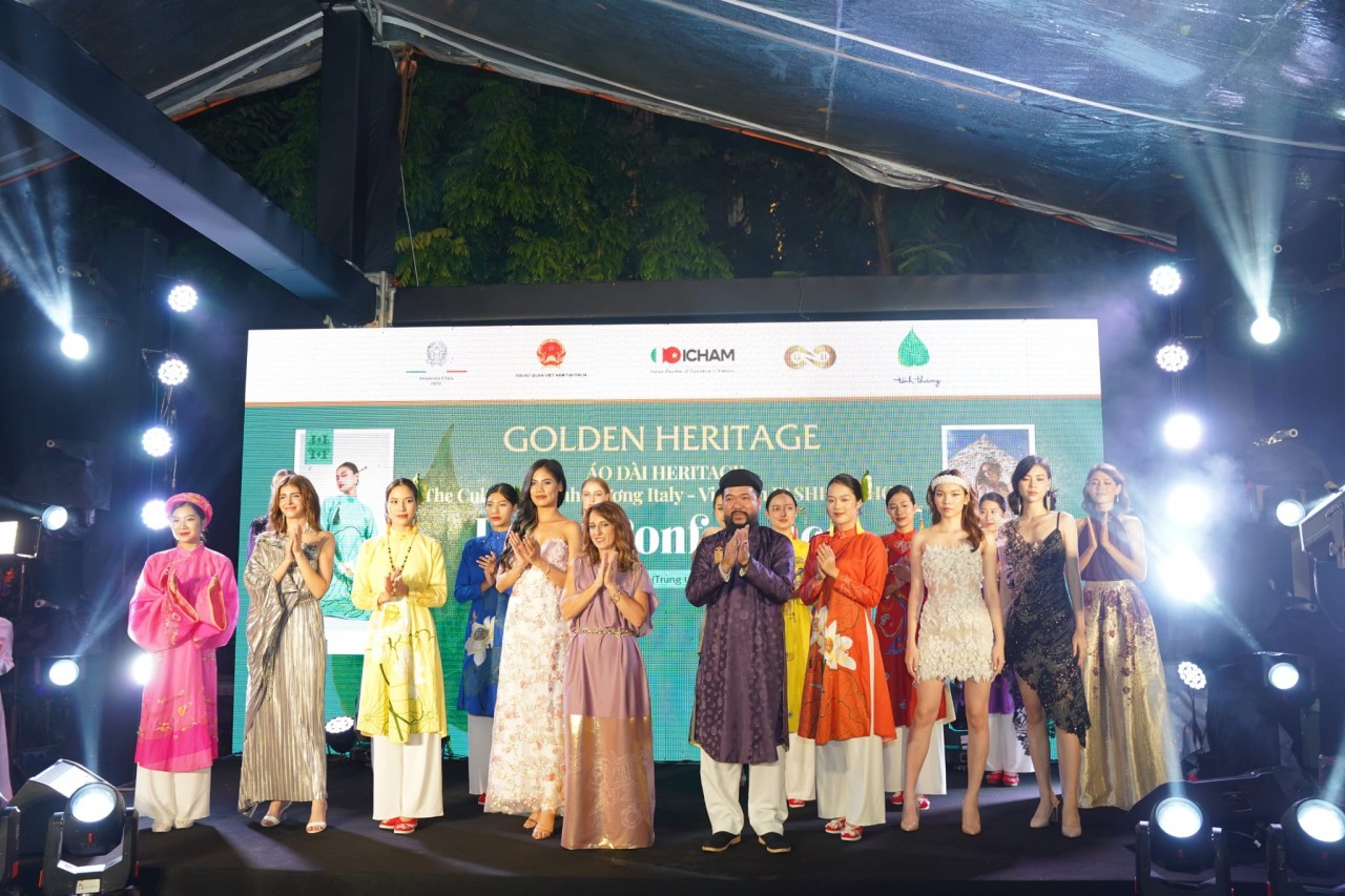 Italian designer Maria Elena Di Terlizzi and his Vietnamese peer Quang Hoa have tailored 60 'ao dai' for a showcase in Rome in March 2023, with a view to winning the hearts of European customers. Italian designer Maria Elena Di Terlizzi and his Vietnamese peer Quang Hoa have tailored 60 'ao dai' for a showcase in Rome in March 2023, with a view to winning the hearts of European customers.