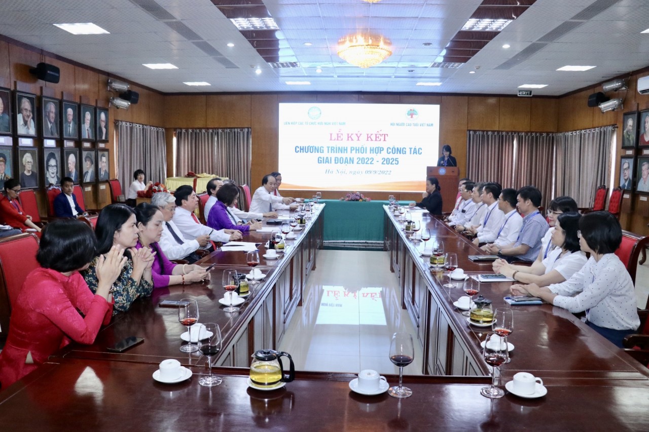 Lễ ký kết chương trình phối hợp công tác giữa Hội Người cao tuổi Việt Nam và Liên hiệp các tổ chức hữu nghị Việt Nam (Ảnh: Thu Hà).
