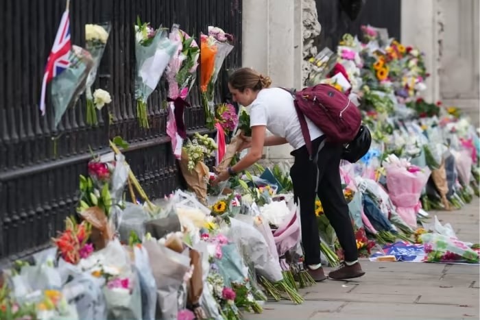 Flowers are placed at the gates to Buckingham Palace © Getty Images