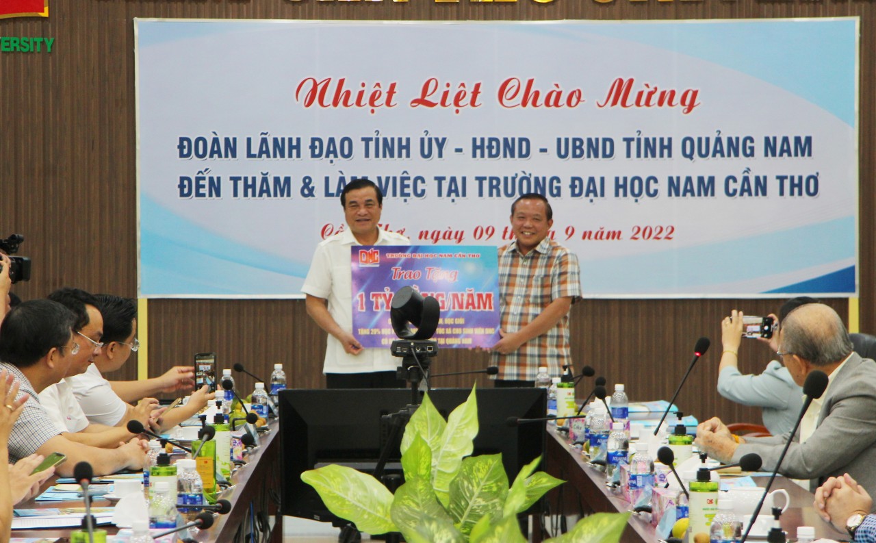Cần Thơ: Tặng học bổng 1 tỷ đồng mỗi năm cho học trò nghèo, học giỏi tỉnh Quảng Nam Cần Thơ: Tặng học bổng 1 tỷ đồng mỗi năm cho học trò nghèo, học giỏi tỉnh Quảng Nam
