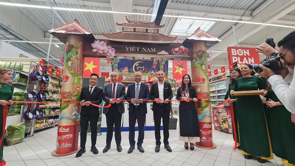 Các đại biểu cắt băng khai trương gạo Việt Nam tại siêu thị Carrefour (Ảnh: Thương vụ Việt Nam tại Pháp) Các đại biểu cắt băng khai trương gạo Việt Nam tại siêu thị Carrefour (Ảnh: Thương vụ Việt Nam tại Pháp)