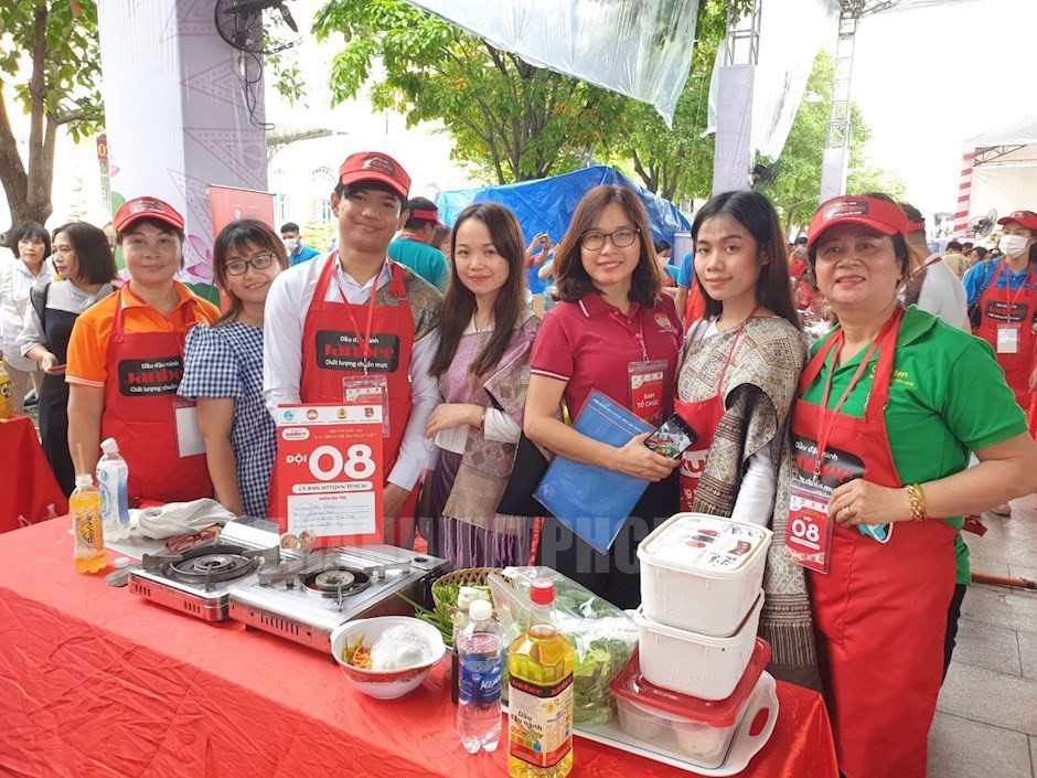 Cô Nguyễn Thị Hằng (bìa phải) và các bạn sinh viên Lào tham gia thi nấu ăn. Cô Nguyễn Thị Hằng (bìa phải) và các bạn sinh viên Lào tham gia thi nấu ăn.