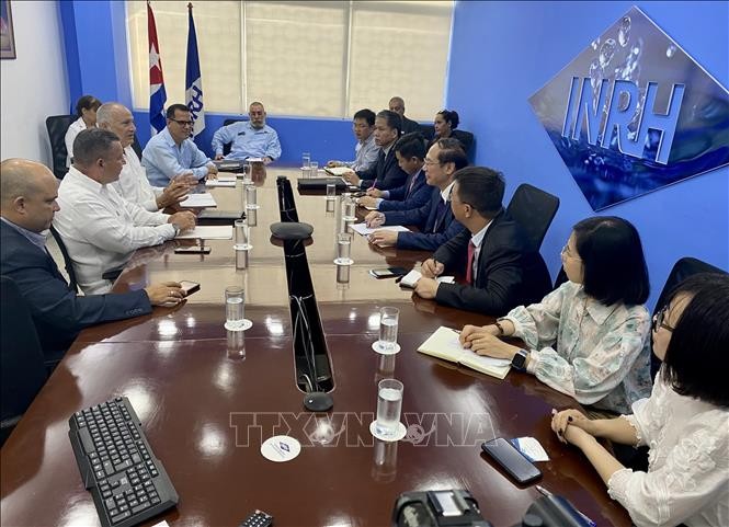 Đoàn công tác của Bộ Tài nguyên và Môi trường do Thứ trưởng Lê Công Thành dẫn đầu làm việc với lãnh đạo Cơ quan Tài nguyên nước Quốc gia Cuba. Đoàn công tác của Bộ Tài nguyên và Môi trường do Thứ trưởng Lê Công Thành dẫn đầu làm việc với lãnh đạo Cơ quan Tài nguyên nước Quốc gia Cuba.