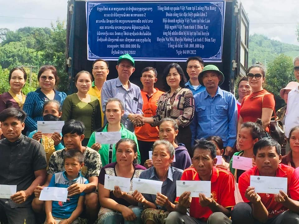 Đoàn công tác trao quà cho bà con bị lũ lụt tại tỉnh U-đôm-xay (Ảnh: Tổng lãnh sự quán Việt Nam tại Luông -pha-bang). Đoàn công tác trao quà cho bà con bị lũ lụt tại tỉnh U-đôm-xay (Ảnh: Tổng lãnh sự quán Việt Nam tại Luông -pha-bang).