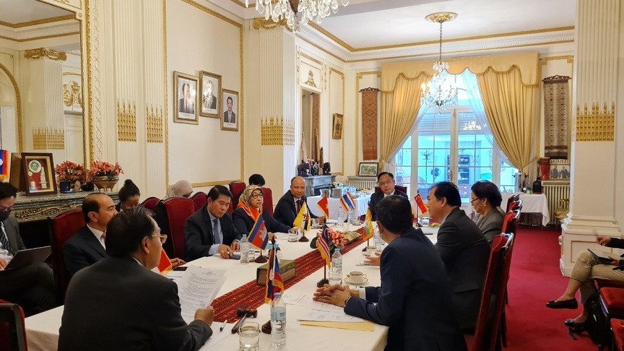 Quang cảnh cuộc họp của Ủy ban ASEAN tại Paris. Quang cảnh cuộc họp của Ủy ban ASEAN tại Paris.