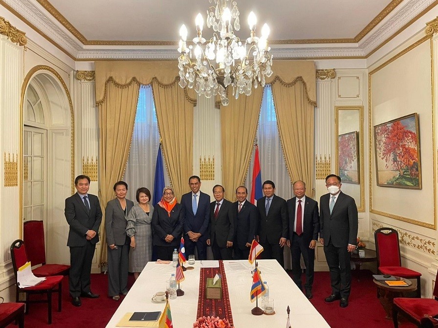 Cuộc họp có sự tham dự của 10 Đại sứ các nước thành viên ASEAN tại Paris. Cuộc họp có sự tham dự của 10 Đại sứ các nước thành viên ASEAN tại Paris.