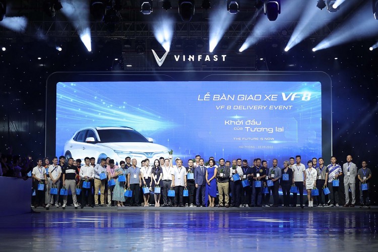 VinFast bàn giao 100 ô tô điện VF 8 đầu tiên, chuẩn bị xuất khẩu ra quốc tế VinFast bàn giao 100 ô tô điện VF 8 đầu tiên, chuẩn bị xuất khẩu ra quốc tế