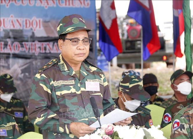 Trung tướng Chanthong Soneta-at, Thứ trưởng Bộ Quốc phòng Lào đang phát biểu khai mạc đợt diễn tập. Ảnh: Phạm Kiên/Phóng viên TTXVN tại Lào Trung tướng Chanthong Soneta-at, Thứ trưởng Bộ Quốc phòng Lào đang phát biểu khai mạc đợt diễn tập. Ảnh: Phạm Kiên/Phóng viên TTXVN tại Lào