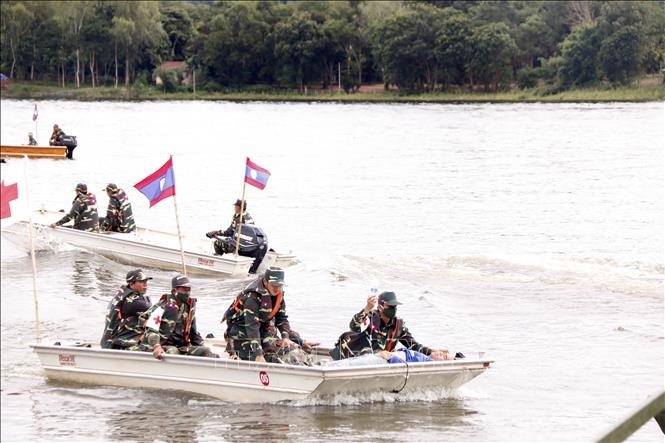 Các thuyền cứu hộ đang đưa một người dân đi cấp cứu trong một tình huống giả định tại diễn tập. Ảnh: Phạm Kiên/Phóng viên TTXVN tại Lào Các thuyền cứu hộ đang đưa một người dân đi cấp cứu trong một tình huống giả định tại diễn tập. Ảnh: Phạm Kiên/Phóng viên TTXVN tại Lào