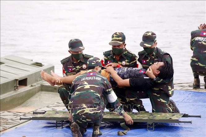 Các chiến sĩ đang đưa một người dân đi cấp cứu trong một tình huống giả định tại diễn tập. Ảnh: Phạm Kiên/Phóng viên TTXVN tại Lào Các chiến sĩ đang đưa một người dân đi cấp cứu trong một tình huống giả định tại diễn tập. Ảnh: Phạm Kiên/Phóng viên TTXVN tại Lào