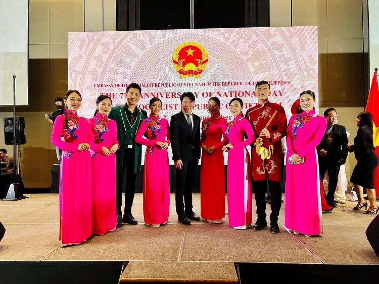 Thành phố Hồ Chí Minh tổ chức các đoàn văn nghệ phục vụ kiều bào Thành phố Hồ Chí Minh tổ chức các đoàn văn nghệ phục vụ kiều bào