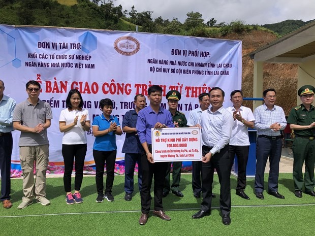Công đoàn cơ quan Ngân hàng Nhà nước Trung ương tặng 100 triệu đồng cho Điểm trường mầm non bản Vạ Pù. Ảnh: TTXVN Công đoàn cơ quan Ngân hàng Nhà nước Trung ương tặng 100 triệu đồng cho Điểm trường mầm non bản Vạ Pù. Ảnh: TTXVN