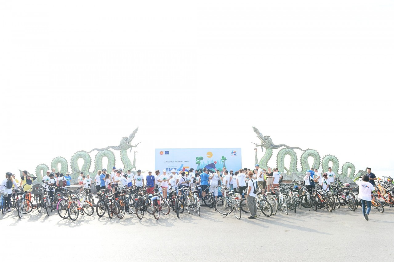 ASEAN-EU Bicycle Ride at Hanoi’s West Lake ASEAN-EU Bicycle Ride at Hanoi’s West Lake