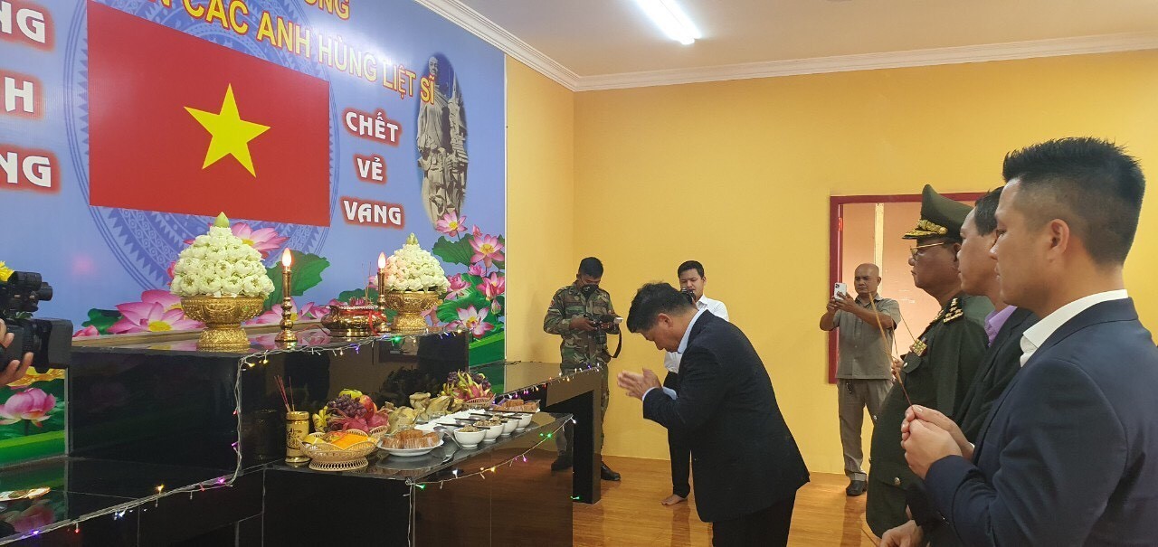 Đại sứ Nguyễn Huy Tăng thắp hương tưởng nhớ công ơn các liệt sĩ Quân tình nguyện Việt Nam (Ảnh: Minh Tú). Đại sứ Nguyễn Huy Tăng thắp hương tưởng nhớ công ơn các liệt sĩ Quân tình nguyện Việt Nam (Ảnh: Minh Tú).