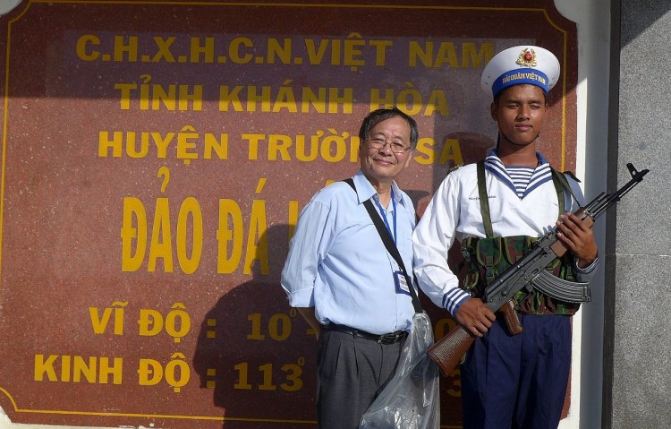 Kiều bào viết sách lan toả tình yêu biển đảo quê hương