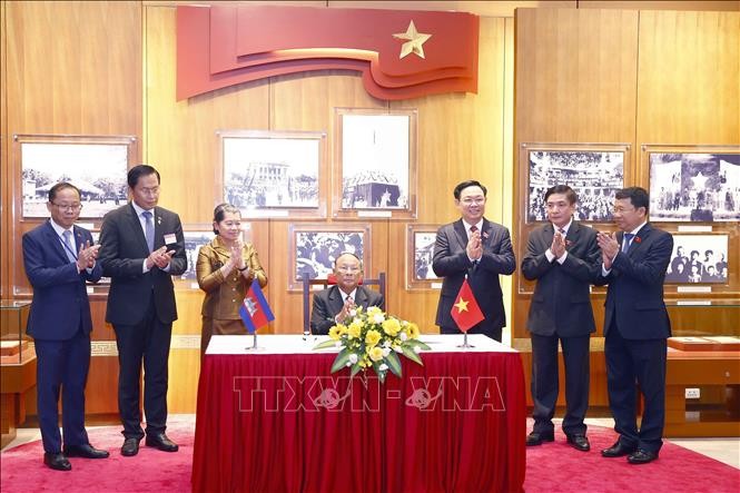 Chủ tịch Quốc hội Vương Đình Huệ đón, hội đàm với Chủ tịch Quốc hội Campuchia Chủ tịch Quốc hội Vương Đình Huệ đón, hội đàm với Chủ tịch Quốc hội Campuchia