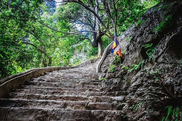Đường lên động Am Tiên (Ảnh sưu tầm).