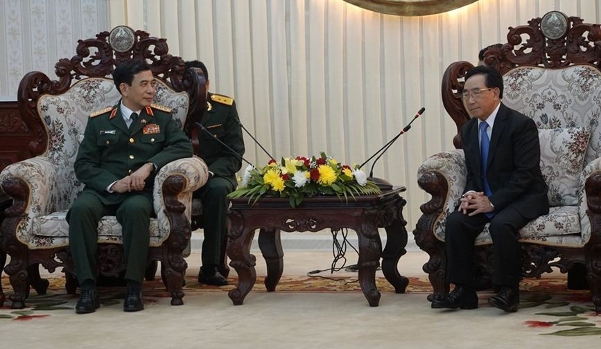 Lao Prime Minister Phankham Viphavanh (R) receives Vietnamese Defence Minister Gen. Phan Van Giang in Vientiane on September 13. Photo: PANO Lao Prime Minister Phankham Viphavanh (R) receives Vietnamese Defence Minister Gen. Phan Van Giang in Vientiane on September 13. Photo: PANO