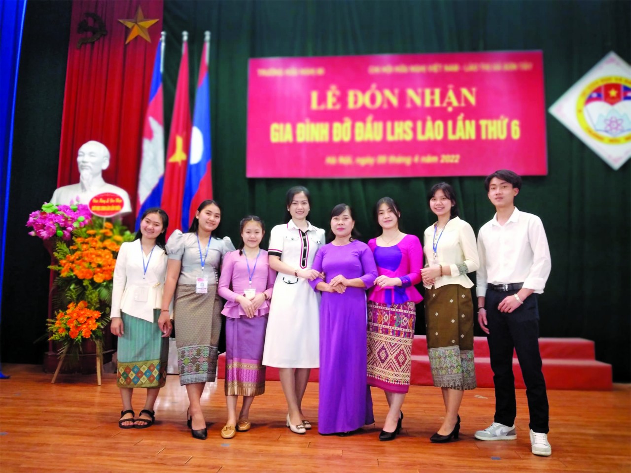 Cha mẹ đỡ đầu lưu học sinh Lào: Không huyết thống mà như ruột thịt