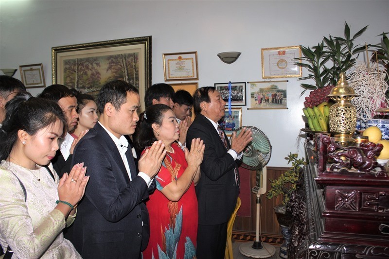 Cha mẹ đỡ đầu lưu học sinh Lào: Không huyết thống mà như ruột thịt