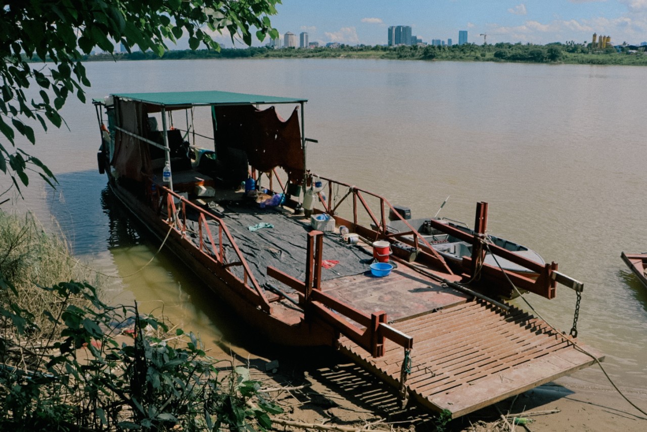 Chiếc thuyền lớn dùng để ăn ở, sinh hoạt khi cần qua đêm trên sông chờ xác nổi Chiếc thuyền lớn dùng để ăn ở, sinh hoạt khi cần qua đêm trên sông chờ xác nổi