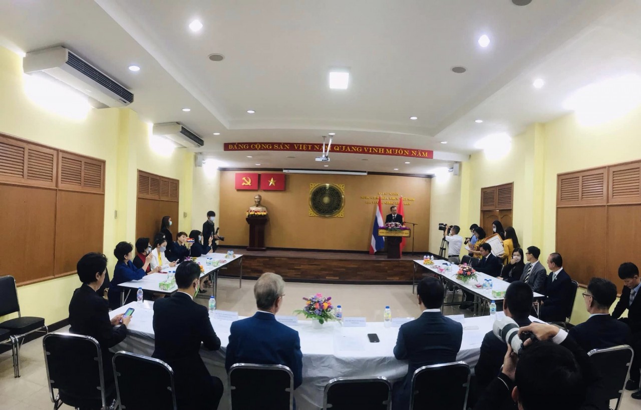 Toàn cảnh buổi Lễ trao tặng Bằng khen tại ĐSQ Việt Nam tại Thái Lan (Ảnh: Toàn cảnh buổi Lễ trao tặng Bằng khen tại ĐSQ Việt Nam tại Thái Lan (Ảnh: