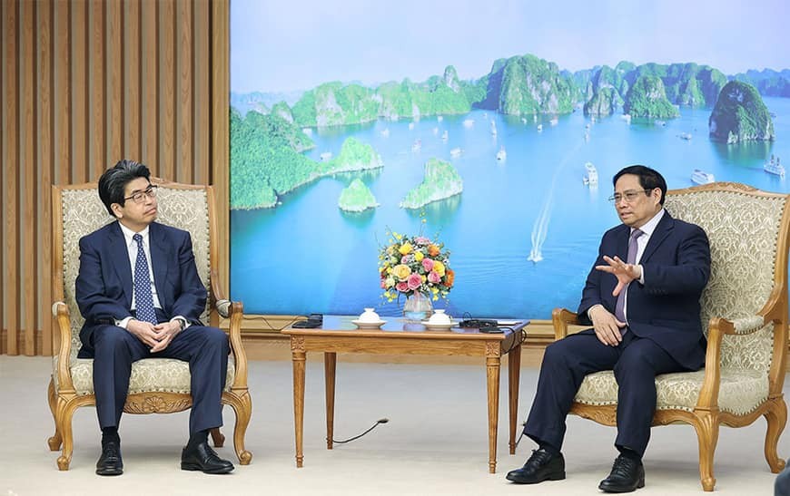 PM Pham Minh Chinh (R) and JBIC Governor Hayashi Nobumitsu. Photo: VNA PM Pham Minh Chinh (R) and JBIC Governor Hayashi Nobumitsu. Photo: VNA