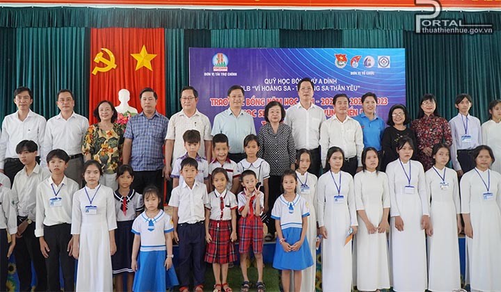 Trao 180 suất học bổng cho học sinh dân tộc thiểu số, vùng biển, đảo tỉnh Thừa Thiên Huế Trao 180 suất học bổng cho học sinh dân tộc thiểu số, vùng biển, đảo tỉnh Thừa Thiên Huế