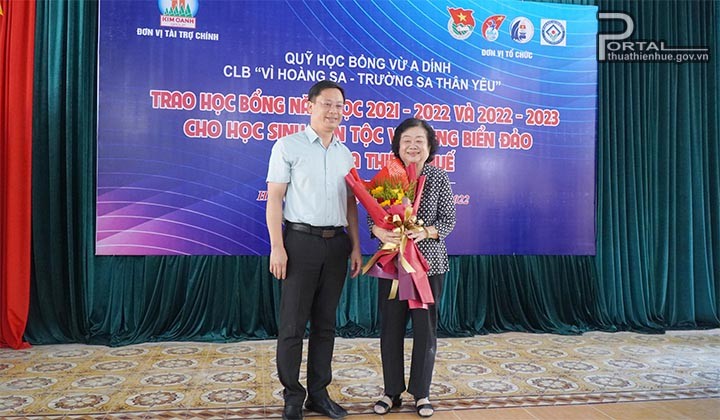 Trao 180 suất học bổng cho học sinh dân tộc thiểu số, vùng biển, đảo tỉnh Thừa Thiên Huế Trao 180 suất học bổng cho học sinh dân tộc thiểu số, vùng biển, đảo tỉnh Thừa Thiên Huế