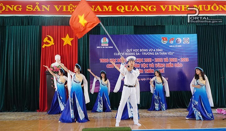Trao 180 suất học bổng cho học sinh dân tộc thiểu số, vùng biển, đảo tỉnh Thừa Thiên Huế Trao 180 suất học bổng cho học sinh dân tộc thiểu số, vùng biển, đảo tỉnh Thừa Thiên Huế