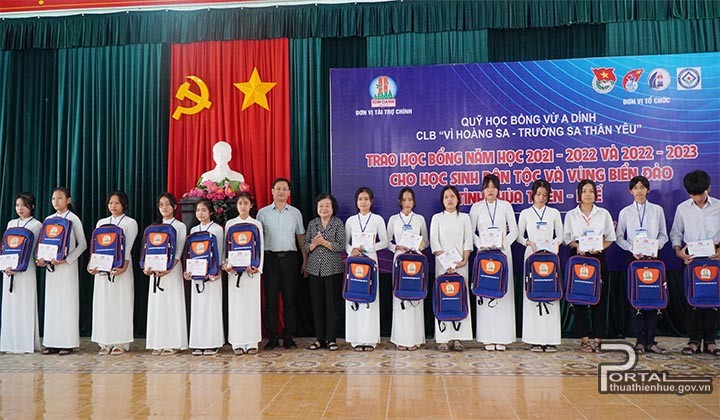 Trao 180 suất học bổng cho học sinh dân tộc thiểu số, vùng biển, đảo tỉnh Thừa Thiên Huế Trao 180 suất học bổng cho học sinh dân tộc thiểu số, vùng biển, đảo tỉnh Thừa Thiên Huế