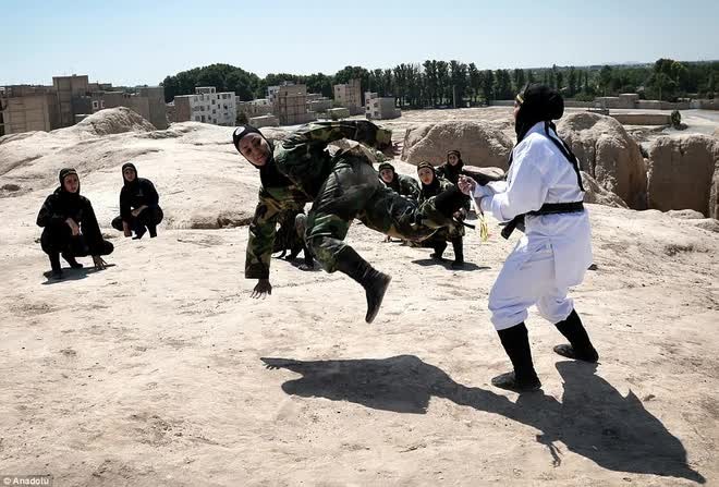 Các học viên Kunoichi ở Iran được đào tạo những kỹ năng ấn tượng (Ảnh: Daily Mail) Các học viên Kunoichi ở Iran được đào tạo những kỹ năng ấn tượng (Ảnh: Daily Mail)