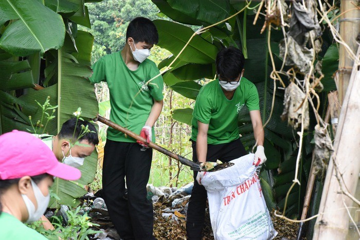 Các tình nguyện viên của “Keep Vietnam Clean” tích cực dọn rác, bảo vệ môi trường. Ảnh: Keep Vietnam Clean Các tình nguyện viên của “Keep Vietnam Clean” tích cực dọn rác, bảo vệ môi trường. Ảnh: Keep Vietnam Clean
