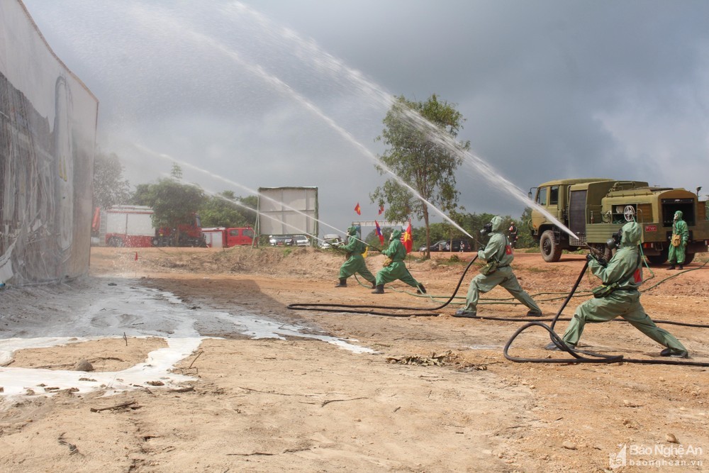First-ever rescue drill strengthen defence ties among Vietnam, Laos, Cambodia