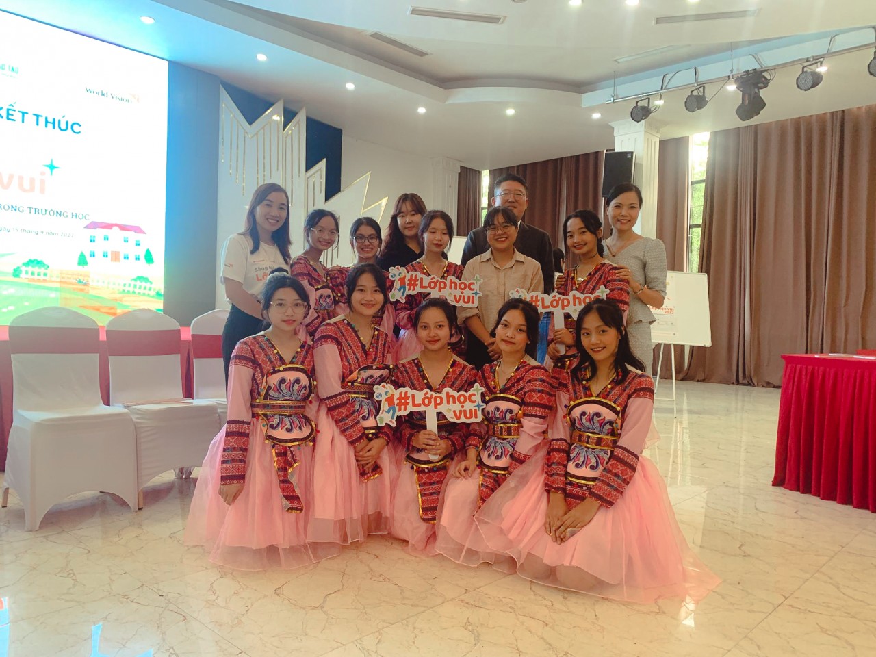 Nhóm trẻ tham gia trình diễn vũ điệu World Vision Việt Nam và Orion Food Vina tổng kết Dự án “Lớp học vui/Hope in Class”