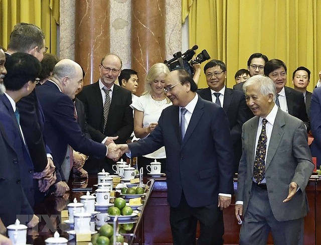 Chủ tịch nước tiếp các nhà khoa học đạt giải Nobel (Ảnh: TTXVN). Chủ tịch nước tiếp các nhà khoa học đạt giải Nobel (Ảnh: TTXVN).