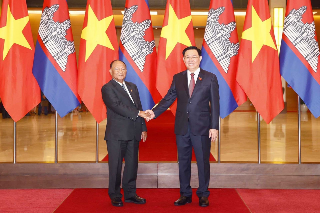 Chủ tịch Quốc hội Vương Đình Huệ và Chủ tịch Quốc hội Vương quốc Campuchia Samdech Heng Samrin chụp ảnh chung. (Nguồn: TTXVN) Chủ tịch Quốc hội Vương Đình Huệ và Chủ tịch Quốc hội Vương quốc Campuchia Samdech Heng Samrin chụp ảnh chung. (Nguồn: TTXVN)