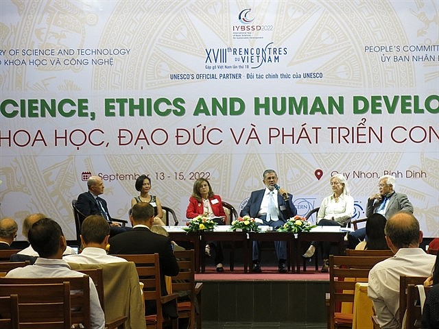Panellists in a discussion on science and policy-making. Panellists in a discussion on science and policy-making.