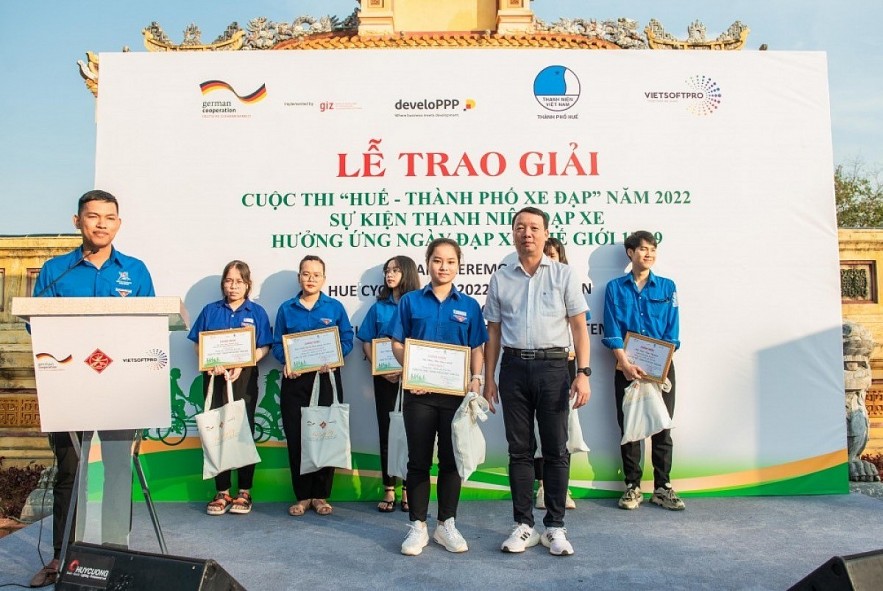 An award ceremony of the 'Hue-City of Bicycles' competition is held in response to World Cycling Day. Photo: congthuong.vn An award ceremony of the 'Hue-City of Bicycles' competition is held in response to World Cycling Day. Photo: congthuong.vn