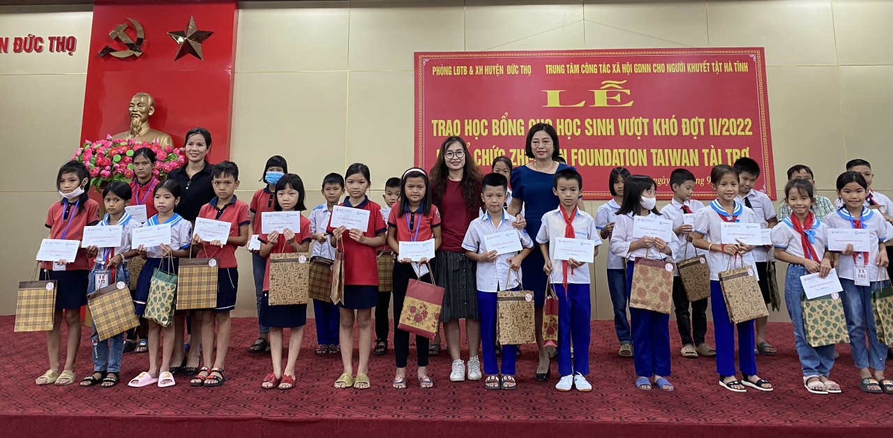Zhi-Shan trao Học bổng vượt khó cho hơn 900 học sinh trên địa bàn Nghệ An - Hà Tĩnh Zhi-Shan trao Học bổng vượt khó cho hơn 900 học sinh trên địa bàn Nghệ An - Hà Tĩnh