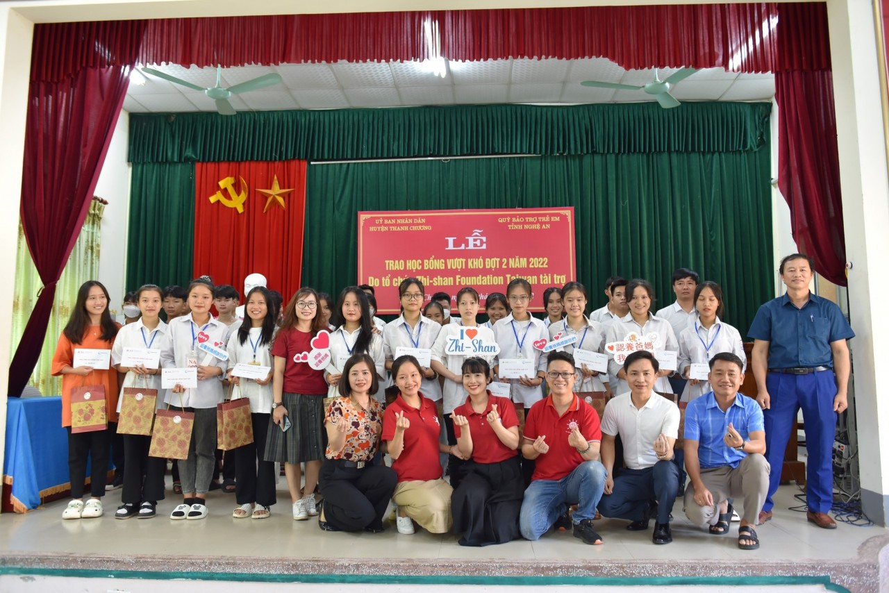 Zhi-Shan trao Học bổng vượt khó cho hơn 900 học sinh trên địa bàn Nghệ An - Hà Tĩnh Zhi-Shan trao Học bổng vượt khó cho hơn 900 học sinh trên địa bàn Nghệ An - Hà Tĩnh