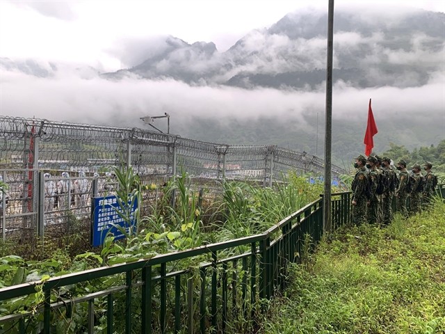 Vietnamese and Chinese border guards exchanged and agreed upon contents of joint patrol. VNA/VNS Photo Minh Tam