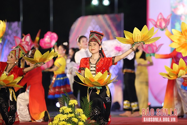 Vinh danh nghệ thuật Xòe Thái - Di sản Văn hóa phi vật thể đại diện của nhân loại Vinh danh nghệ thuật Xòe Thái - Di sản Văn hóa phi vật thể đại diện của nhân loại