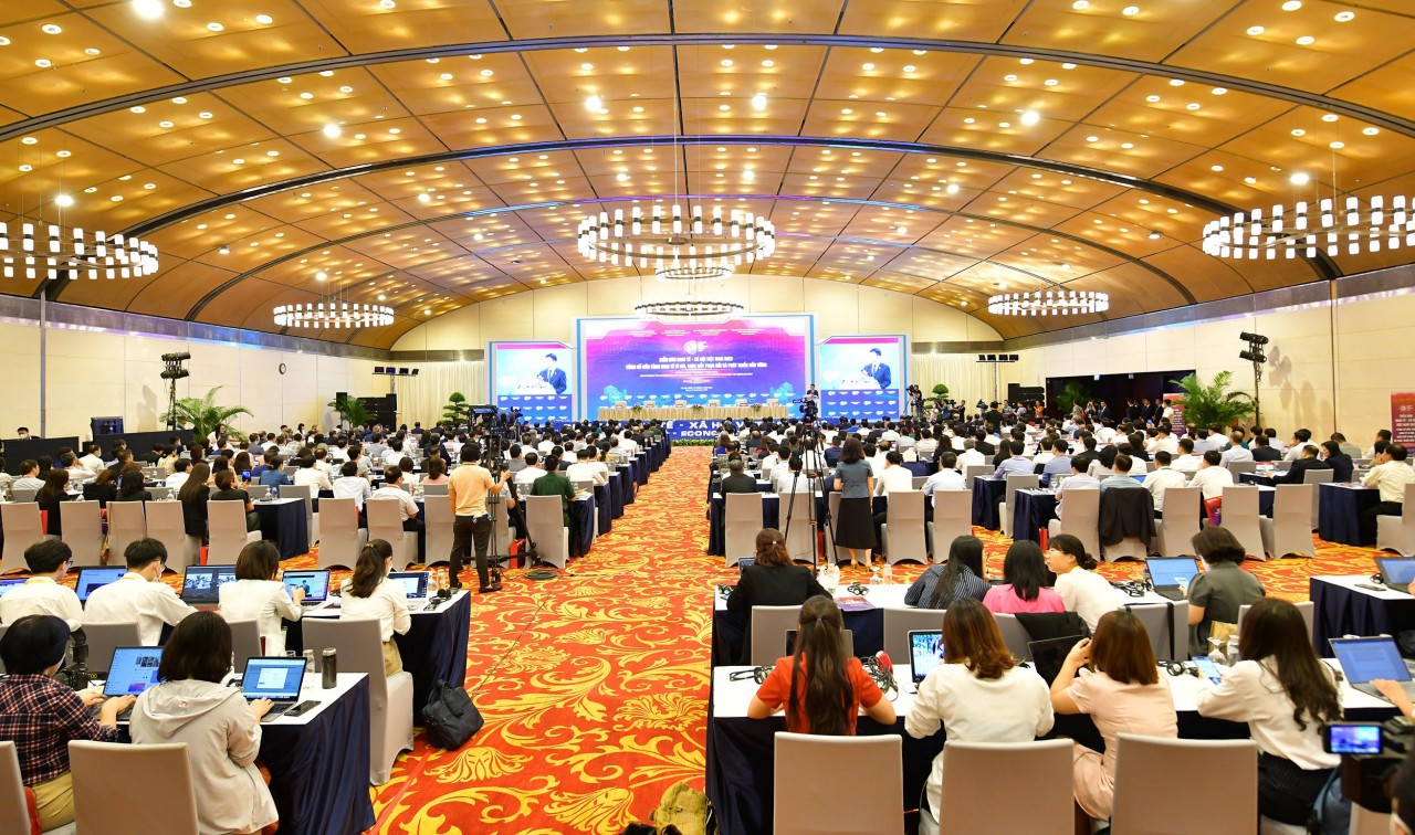 Toàn cảnh Diễn đàn kinh tế - Xã hội năm 2022. Toàn cảnh Diễn đàn kinh tế - Xã hội năm 2022.