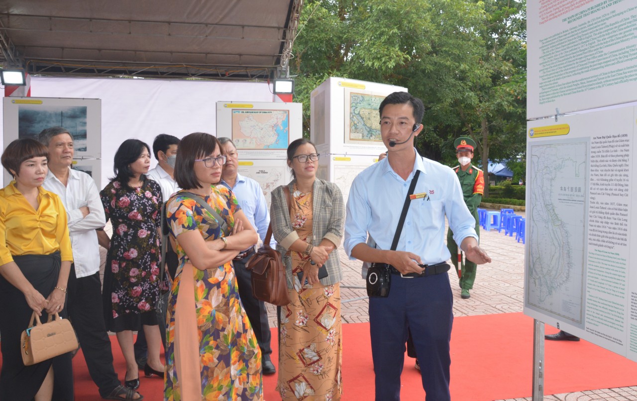 Gần 100 tư liệu tại triển lãm “Hoàng Sa, Trường Sa của Việt Nam - Những bằng chứng lịch sử và pháp lý” Gần 100 tư liệu tại triển lãm “Hoàng Sa, Trường Sa của Việt Nam - Những bằng chứng lịch sử và pháp lý”