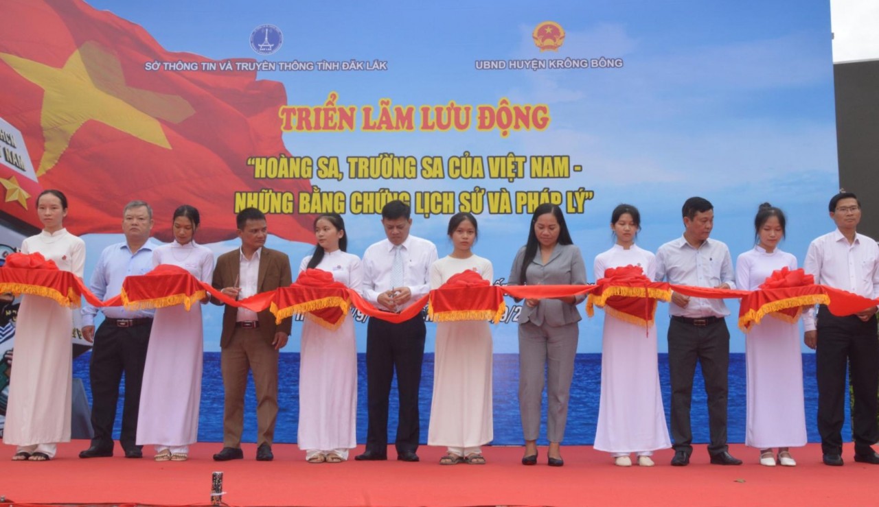 Gần 100 tư liệu tại triển lãm “Hoàng Sa, Trường Sa của Việt Nam - Những bằng chứng lịch sử và pháp lý” Gần 100 tư liệu tại triển lãm “Hoàng Sa, Trường Sa của Việt Nam - Những bằng chứng lịch sử và pháp lý”