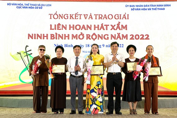 Ban tổ chức trao giải A cho các tiết mục đạt giải (Ảnh Ban tổ chức trao giải A cho các tiết mục đạt giải (Ảnh