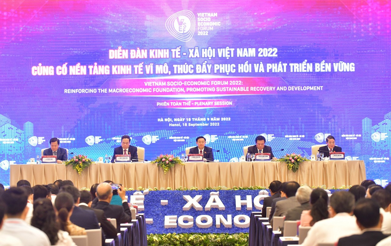 Củng cố nền tảng kinh tế vĩ mô, thúc đẩy phục hồi và phát triển bền vững Củng cố nền tảng kinh tế vĩ mô, thúc đẩy phục hồi và phát triển bền vững